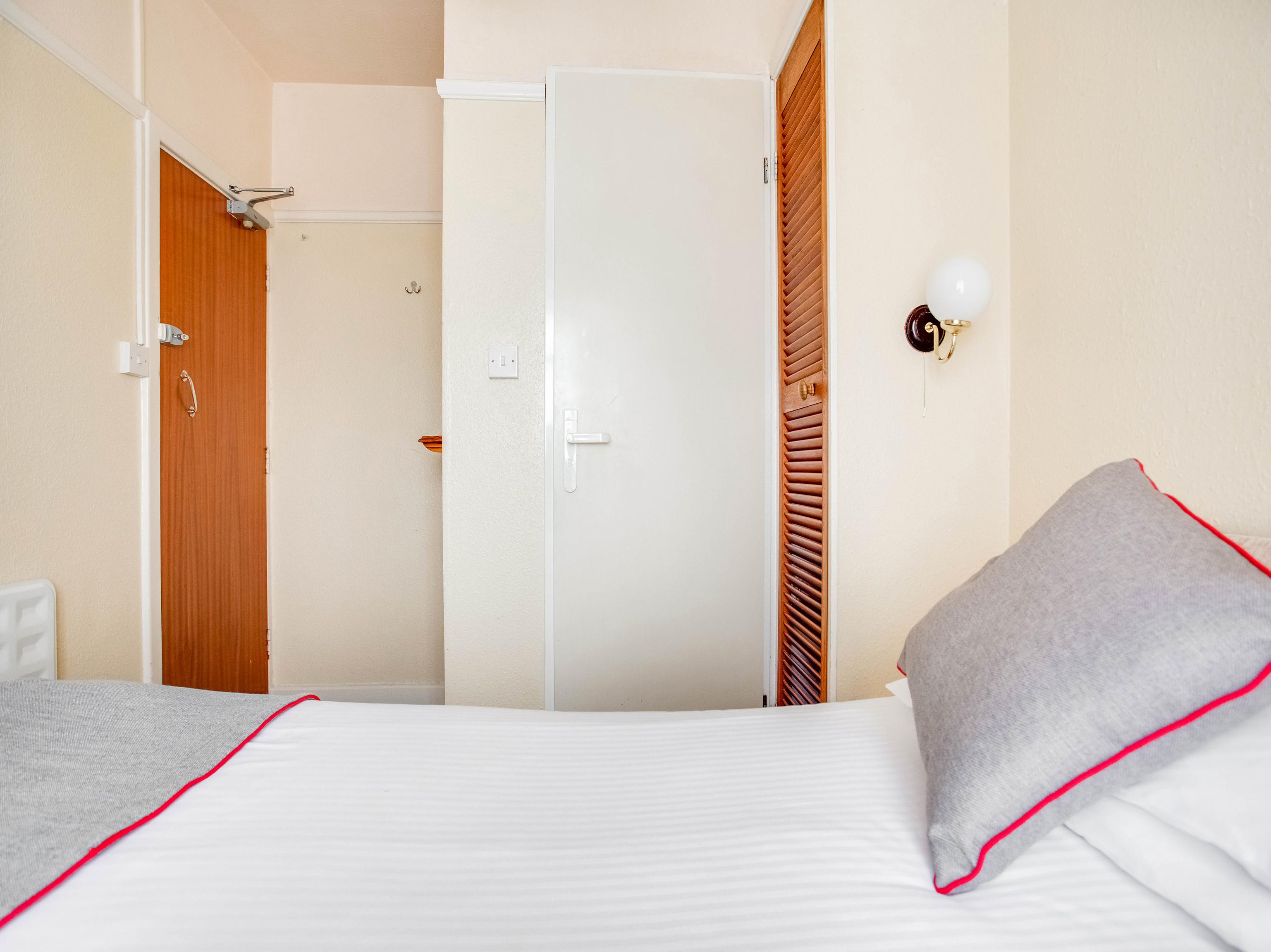 Oyo Godolphin Arms Hotel 3*