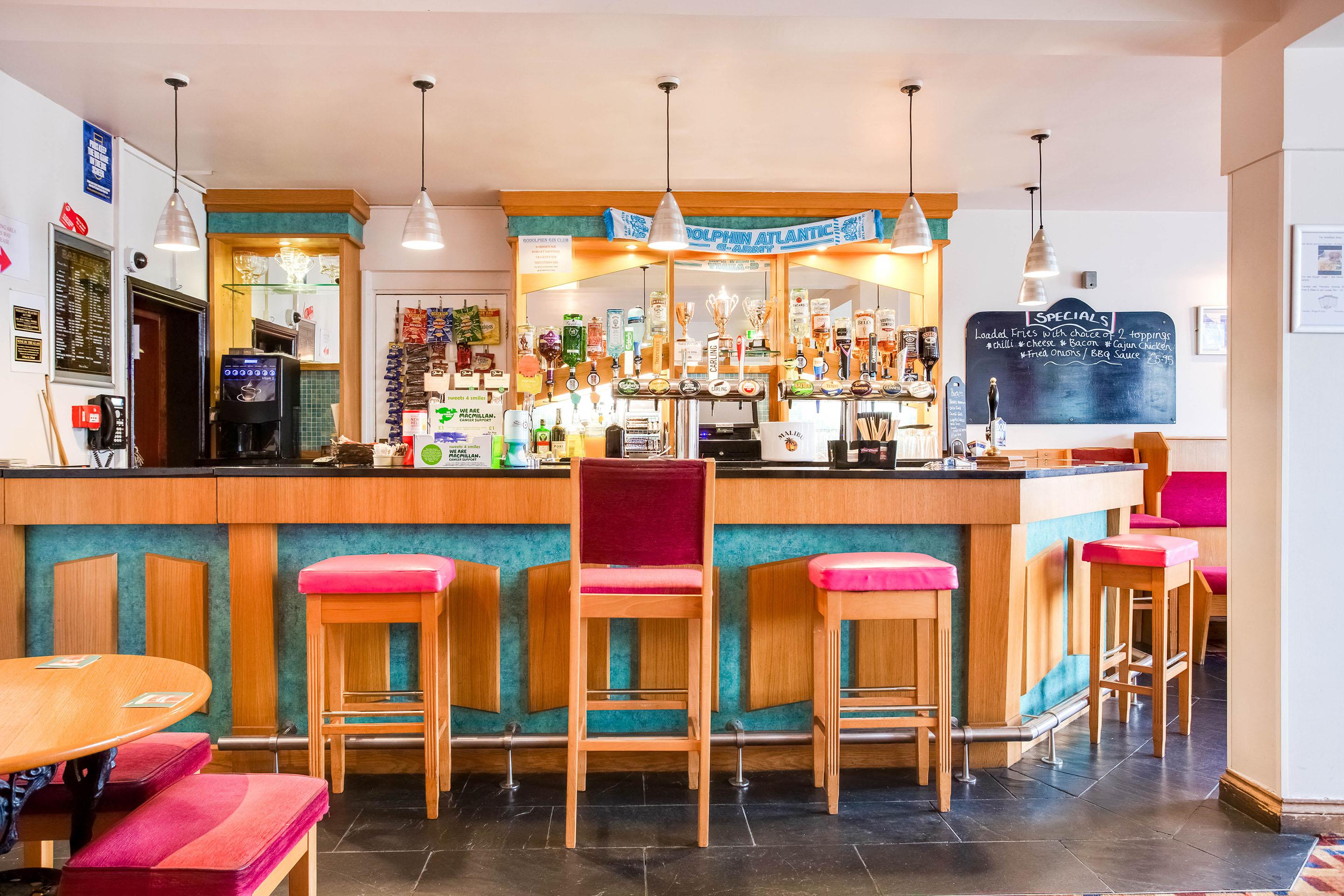 Oyo Godolphin Arms Hotel 3*
